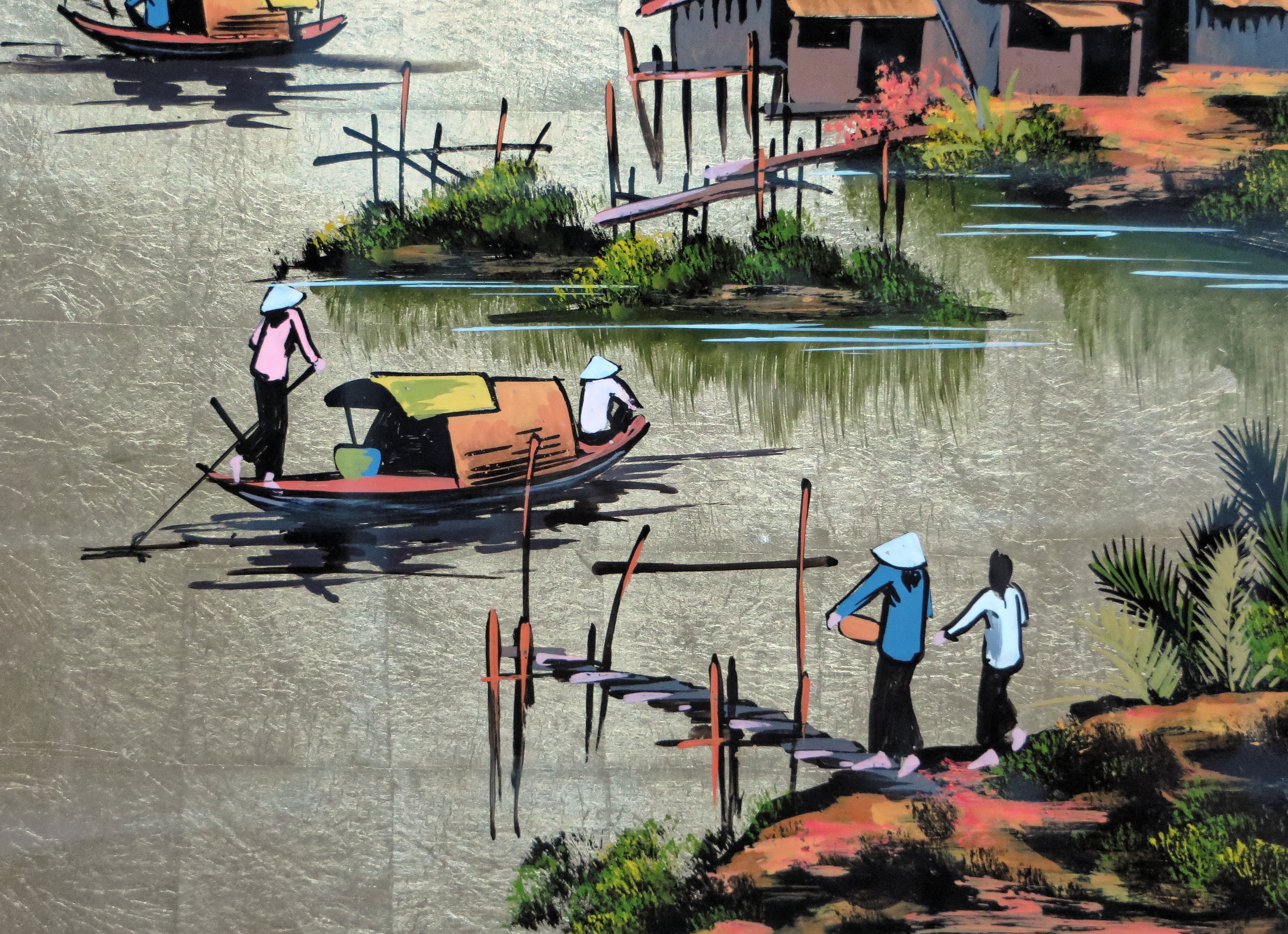Peinture vietnamienne sur laque : scène de delta avec sampans et maisons sur pilotis, sur fond de feuille d’argent